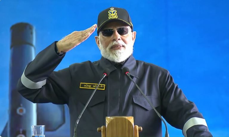 आईएनएस विक्रांत पर भारतीय नौसेना के वीर जवानों के साथ दीपावली मनाई प्रधानमंत्री नरेंद्र मोदी ने