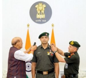 ओलंपिक पदक विजेता नीरज चोपड़ा को मानद लेफ्टिनेंट कर्नल के पद से सम्मानित किया रक्षा मंत्री राजनाथ सिंह ने