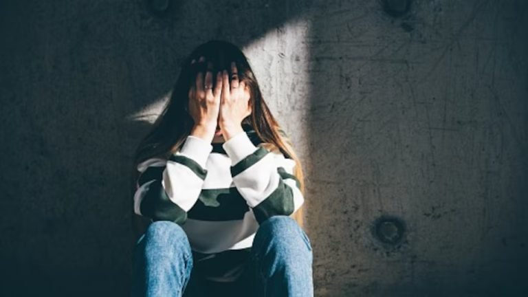 प्रेमानंद महाराज से मिलवाने का झांसा, होटल में महिला से रेप