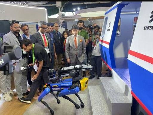 संचार मंत्री सिंधिया ने इंडिया मोबाइल कांग्रेस 2025 में प्रमुख स्टॉलों का किया दौरा