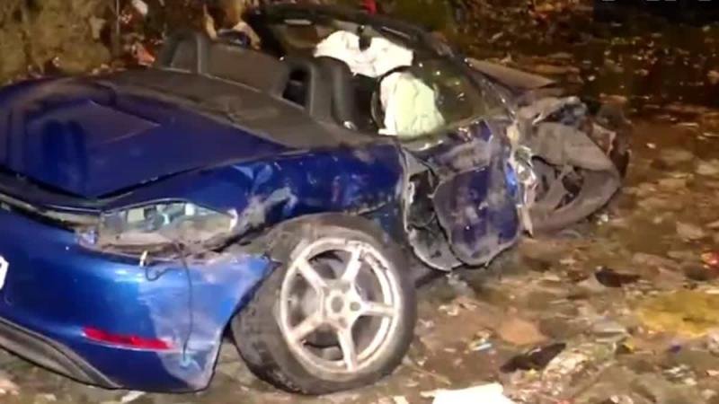 150 किमी प्रति घंटे की रफ्तार से BMW से रेस लगा रही पोर्श कार दुर्घटनाग्रस्त, ड्राइवर घायल