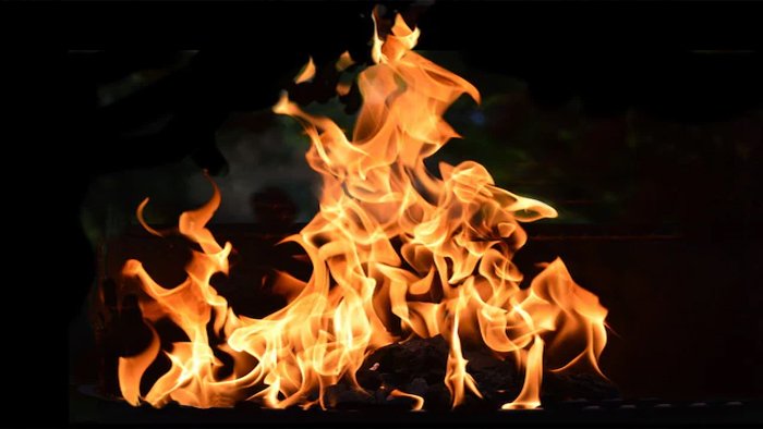 लड़की को जिंदा जलाया, फिर खड़े होकर देखता रहा! जब घर से निकलने लगा धुआं तो…