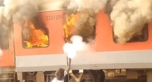 सरहिंद में अमृतसर-सहरसा गरीब रथ में भीषण आग, सभी यात्री सुरक्षित