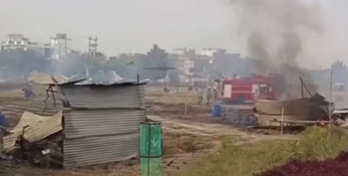 पटाखा बाजार में लगी भीषण आग, 60 से अधिक दुकानें जली, कई दुकानदार भी झुलसे