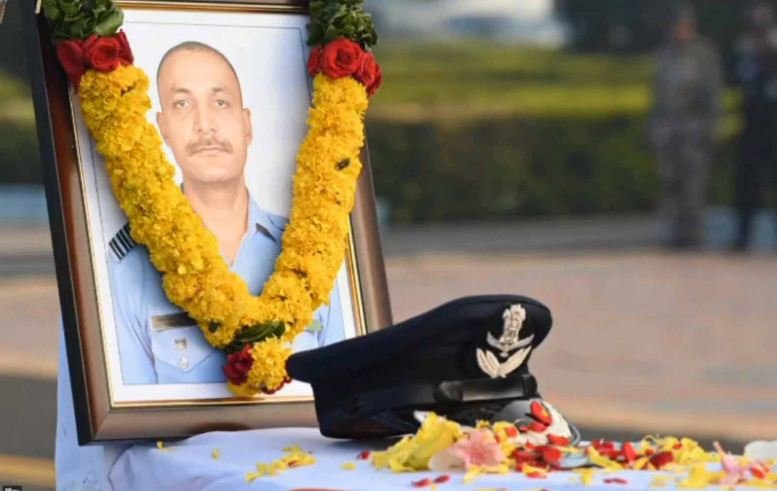 कोयंबटूर लाया गया दुर्घटनाग्रस्त तेजस के पायलट का पार्थिव शरीर, एयरफोर्स कर्मियों ने नम आंखों से दी श्रद्धांजलि 
