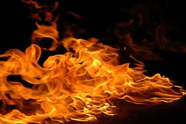 पति को घर में बंद कर पत्नी ने लगा दी आग, चीखता रहा शख्स