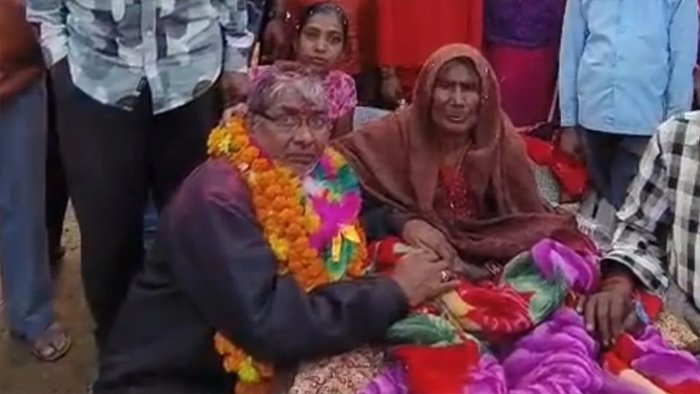 SIR अभियान से 40 साल बाद बिछड़ा बेटा लौटा गांव, देखते ही मां हुई भावुक