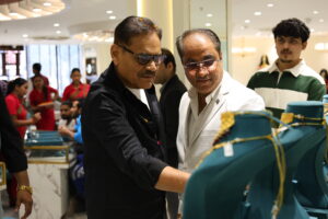 Bollywood’s famous actor Mustak Khan visits ‘Handa Bengal’ in Delhi’s Patel Nagar, shops lavishly and says – “This is truly icing on the cake