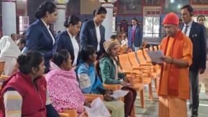 जनता दरबार में मासूम बच्ची के आंसुओं ने पिघलाया CM का दिल, तुरंत दिया ये बड़ा आदेश जनता दरबार में मासूम बच्ची के आंसुओं ने पिघलाया CM का दिल, तुरंत दिया ये बड़ा आदेश