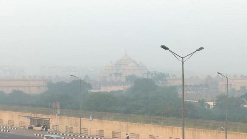 Delhi AQI Update: दिल्ली की हवा में जहर, बवाना में सबसे ज्यादा प्रदूषण, AQI पहुंचा 412