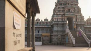 मंदिर में जाने के पांच मिनट बाद ही चोरी हो गए 16000 के जूते, इंजीनियर ने दर्ज कराई शिकायत