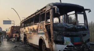 आगरा-लखनऊ एक्सप्रेस-वे पर चलती बस में लगी आग, यात्रियों ने कूदकर बचाई जान आगरा-लखनऊ एक्सप्रेस-वे पर चलती बस में लगी आग, यात्रियों ने कूदकर बचाई जान