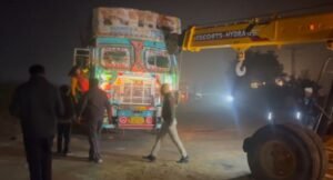 झज्जर में तेज़ रफ्तार ट्रक पलटा, कार का बना कचूमर, 5 लोगों की दर्दनाक मौत, 4 यूपी के रहने वाले मजदूर