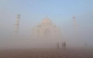 कोहरे में छिपा ताजमहल, कड़ाके की ठंड जारी, कई जगह विजिबिलिटी शून्य कोहरे में छिपा ताजमहल, कड़ाके की ठंड जारी, कई जगह विजिबिलिटी शून्य