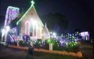 चर्च परिसर रंग-बिरंगी लाइट्स, क्रिसमस ट्री और यीशु मसीह की झांकियों से सजे