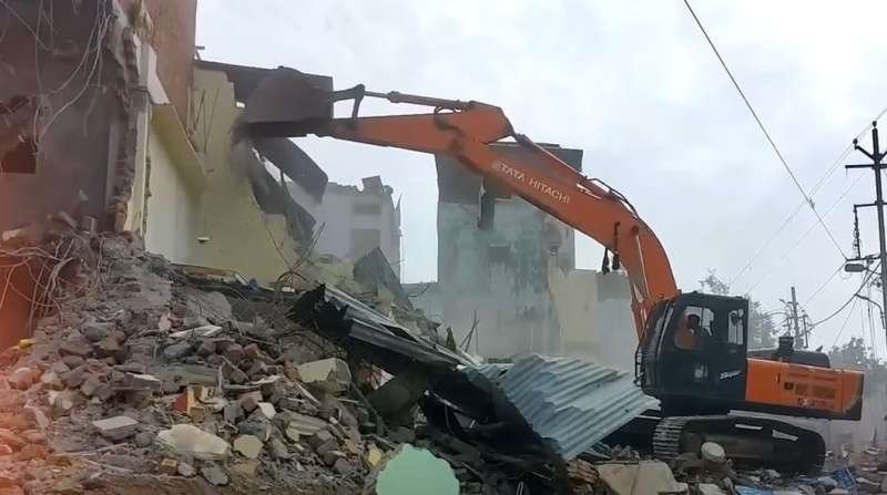  400 से ज्यादा मुस्लिमों के घरों को तोड़ा…