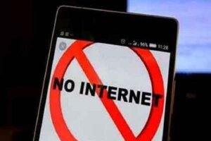 14 गाड़ियां जलाईं, इंटरनेट बंद