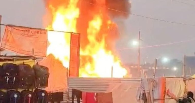 प्रयागराज माघ मेले में लगी भीषण आग, कल्पवासी भागे, शिविर जलकर हुए राख
