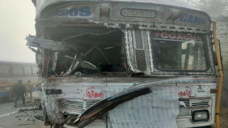 राजस्थान में कोहरे में 4 गाडिय़ां टकराईं, 10 घायल