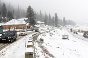 जम्मू-कश्मीर में ठंड के कहर के बीच श्रीनगर में न्यूनतम तापमान माइनस 4 डिग्री सेल्सियस रहा