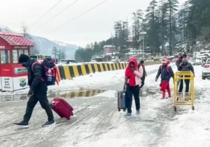 हिमाचल में जमकर हुई बर्फबारी, मनाली में सैकड़ों पर्यटक फंसे, रास्तों पर लग गया लंबा जाम