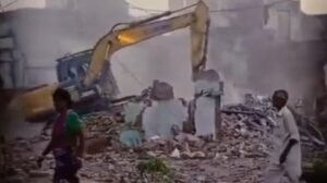 दिल्ली में आधी रात में फैज-ए-इलाही मस्जिद के पास बुलडोजर एक्शन, विरोध में पुलिस पर पथराव, इलाके में तनाव