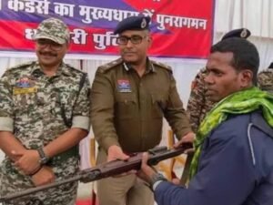 धमतरी में 47 लाख के इनामी 9 नक्सली ने सरेंडर किया, अब रायपुर पुलिस रेंज से मिटा नक्सल खतरा