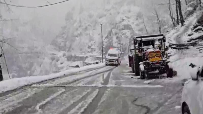 डोडा में भारी बर्फबारी जारी, लोगों को घरों में रहने की सलाह