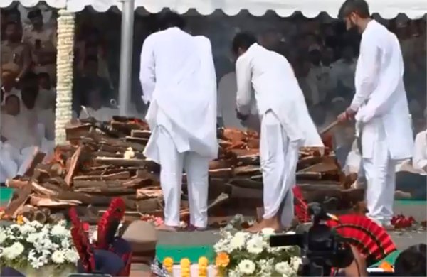 अलविदा अजित पवार, अंतिम संस्कार में उमड़ा जनसैलाब, बेटों ने दी मुखाग्नि