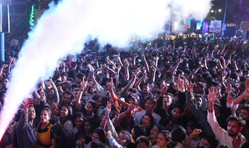 दिल्ली की रौनक से गोवा के बीच तक, देखें देशभर में कैसे हुआ नए साल का जोरदार स्वागत