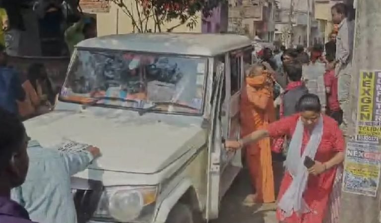 भीड़ ने बच्चा चोरी के शक में 5 साधुओं को जमकर पीटा, पुलिस ने बचाई जान