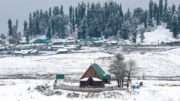 पहाड़ी इलाकों में बर्फबारी, मैदानी क्षेत्रों में बारिश और घना कोहरा
