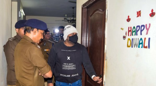 तीन बहनों ने 9वीं मंज़िल से कूदकर दी जान