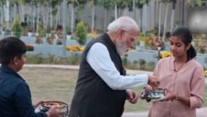 पीएम मोदी ने चखा छत्तीसगढ़ की ठेठरी-खुरमी का स्वाद, खुश होकर छात्रों से पूछ ली रेसिपी पीएम मोदी ने चखा छत्तीसगढ़ की ठेठरी-खुरमी का स्वाद, खुश होकर छात्रों से पूछ ली रेसिपी