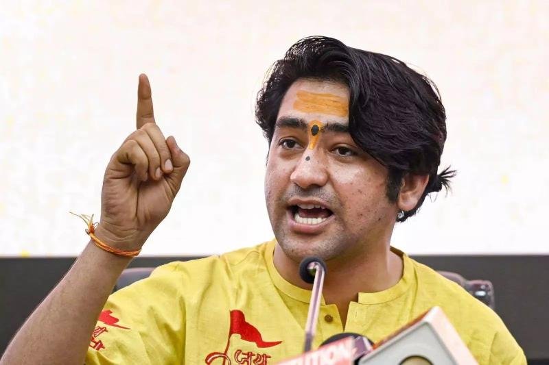 लखनऊ में धीरेंद्र शास्त्री की हनुमत कथा रद्द, LDA ने रद्द किया मैदान आवंटन