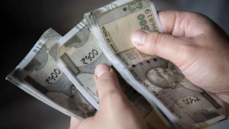 होली पर लाखों कर्मचारियों को यूपी सरकार का तोहफा, 28 फरवरी को ही खाते में आएंगे सैलरी