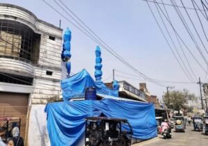 तिरपाल से ढकी गईं 10 मस्जिदें
