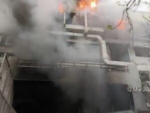 बिजली मीटर फैक्ट्री में भीषण आग, दो दर्जन से ज्यादा लोग झुलसे