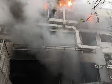 बिजली मीटर फैक्ट्री में भीषण आग, दो दर्जन से ज्यादा लोग झुलसे