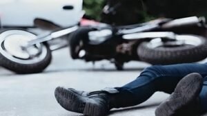 बस-कार टक्कर में 6 की मौत, गाड़ी का पिछला हिस्सा चकनाचूर