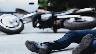 बस-कार टक्कर में 6 की मौत, गाड़ी का पिछला हिस्सा चकनाचूर