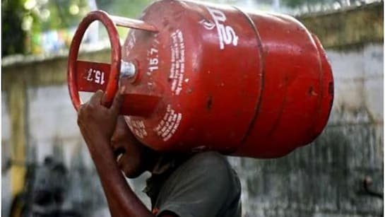 सरकार का बयान- घबराहट के कारण बढ़ी सिलेंडर बुकिंग